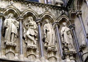 성 고스마와 성 다미아노와 안티오키아의 성녀 마르가리타와 쾰른의 성녀 우르술라_photo by Slices of Light_on the facade of the Cathedral of the Blessed Virgin Mary in Salisbury_England.jpg